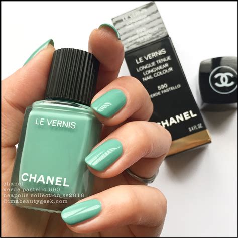 CHANEL LE VERNIS VERDE PASTELLO 590 + A SIDE OF 